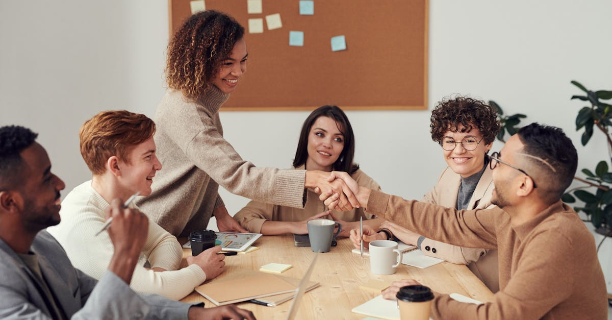 découvrez comment favoriser la collaboration inter-équipes pour améliorer la communication, l'innovation et la productivité au sein de votre organisation. explorez des stratégies efficaces et des outils pratiques pour renforcer la synergie entre vos équipes.