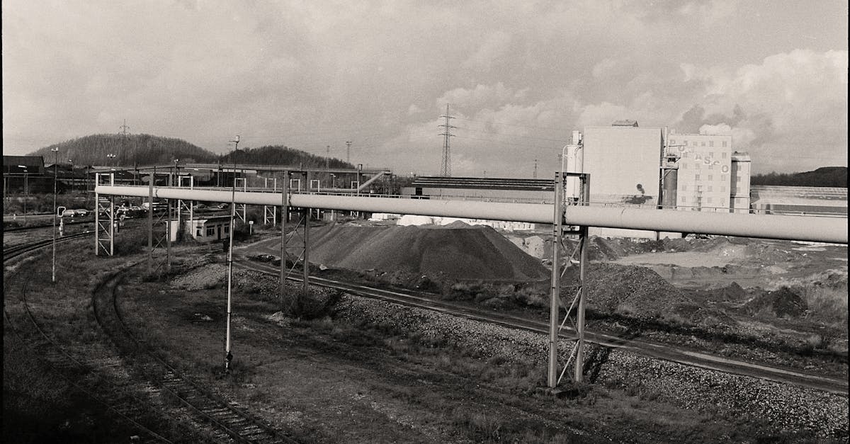 découvrez l'univers des pipelines, ces infrastructures essentielles pour le transport de fluides. apprenez comment ils fonctionnent, leur importance dans les industries pétrolière et gazière, ainsi que les enjeux environnementaux et de sécurité qui les entourent.